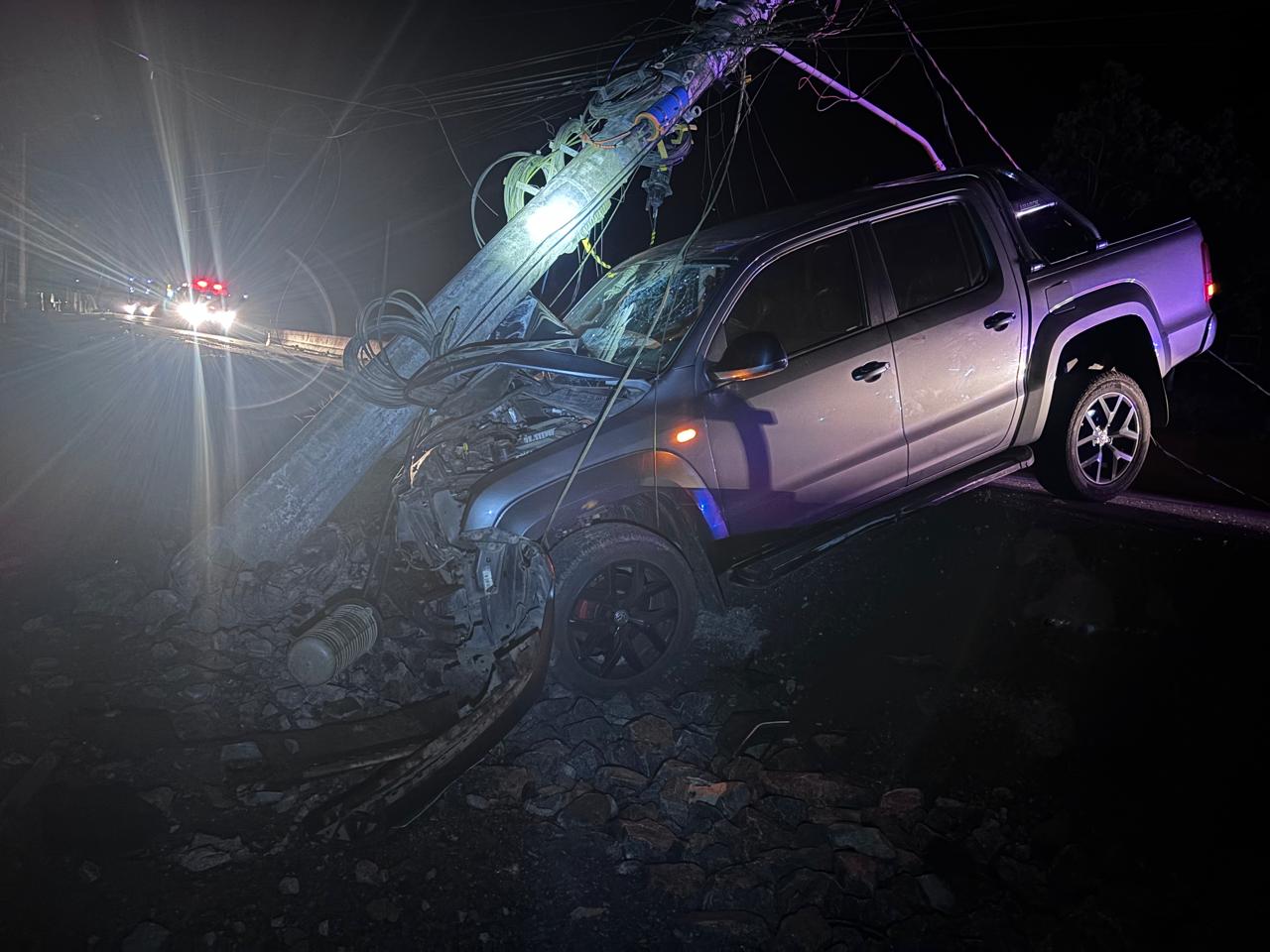 🚨 CARRO COLIDE CONTRA POSTE NA SC-108 Um acidente envolvendo um carro e um poste foi registrado na manhã desta segunda-feira (14), na SC-108, nas proximidades do antigo Ferro Velho Venera. Segundo relatos de populares que presenciaram o ocorrido, havia uma vítima no veículo. A pessoa teria conseguido sair sozinha do carro e, posteriormente, deixado o local. As circunstâncias do acidente ainda não foram esclarecidas. Mais informações poderão ser divulgadas conforme a ocorrência for apurada.