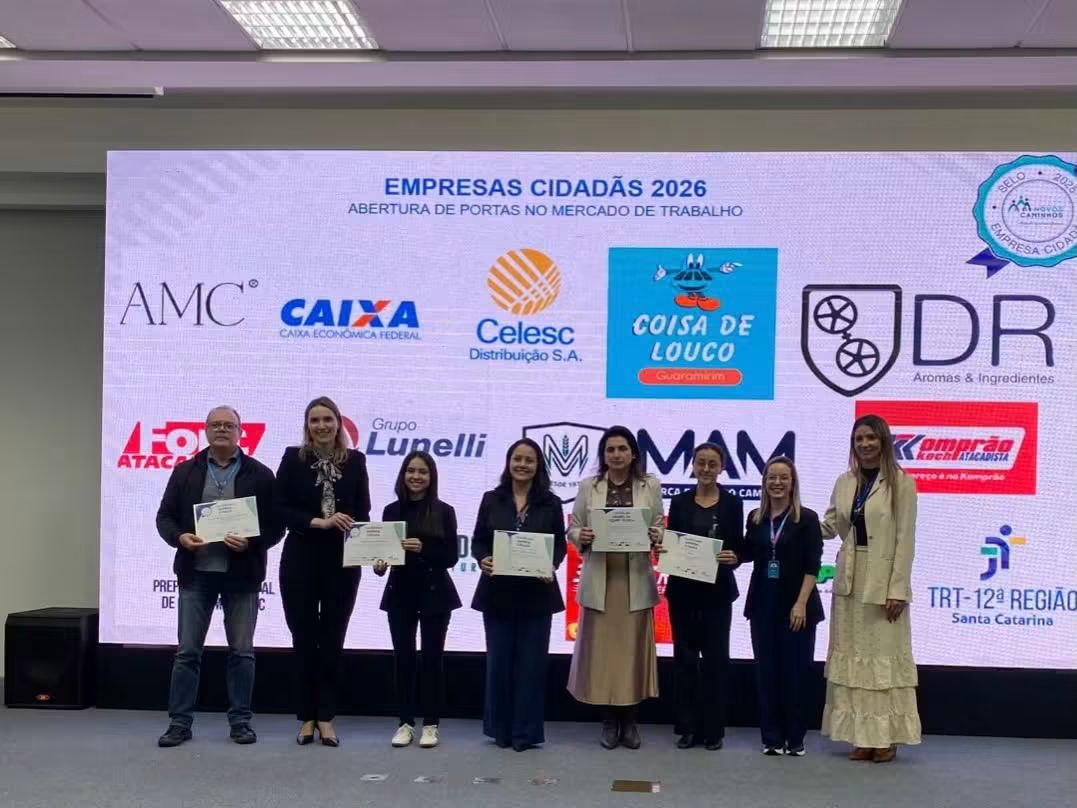 💙 Tem reconhecimento que mostra que o trabalho está chegando onde precisa.  Guaramirim foi homenageada pela parceria com o Programa Novos Caminhos, que ajuda adolescentes e jovens em acolhimento a se prepararem para a vida adulta.  E isso já está acontecendo por aqui: uma adolescente acolhida pelo Lar da Criança teve a oportunidade de começar um estágio na Prefeitura, ganhando experiência e tendo o primeiro contato com o mercado de trabalho.  Agora, a ideia é envolver também empresas e instituições de Guaramirim para que mais jovens tenham acesso a oportunidades como essa. 🤝  #Guaramirim #NovosCaminhos #AssistênciaSocial #Oportunidades
